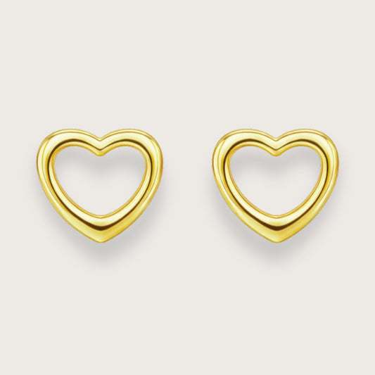 Disse fine hjerteørestikkere er designet som små, elegante studs med et enkelt og stilrent hjertemotiv.

Det lille hjerte giver øreringene et diskret symbolsk udtryk, samtidig med at designet forbliver let og minimalistisk. Resultatet er et par små øreringe, der fungerer både til hverdag og til konfirmationer.

Smykker til konfirmation, studenterfest, bryllup, hverdag.

Ørestikkerne er fremstillet i rustfrit stål med 18k PVD-forgyldning. vandfaste øreringe.

konfirmationsøreringe, konfirmation ørestikkere.