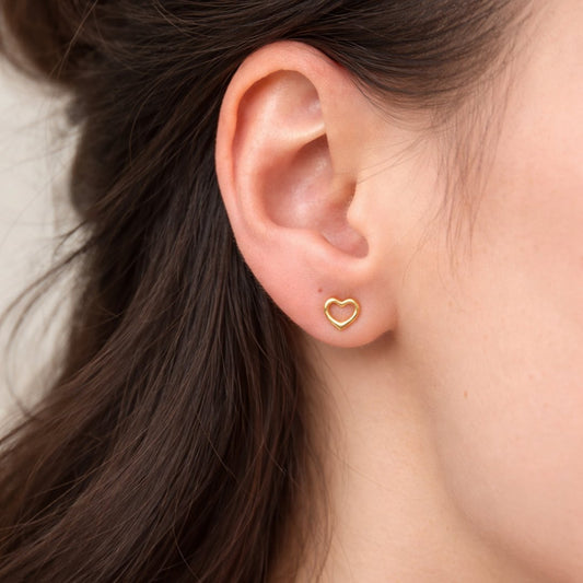 Disse fine hjerteørestikkere er designet som små, elegante studs med et enkelt og stilrent hjertemotiv.

Det lille hjerte giver øreringene et diskret symbolsk udtryk, samtidig med at designet forbliver let og minimalistisk. Resultatet er et par små øreringe, der fungerer både til hverdag og til konfirmationer.

Smykker til konfirmation, studenterfest, bryllup, hverdag.

Ørestikkerne er fremstillet i rustfrit stål med 18k PVD-forgyldning. vandfaste øreringe.

konfirmationsøreringe, konfirmation ørestikkere.
