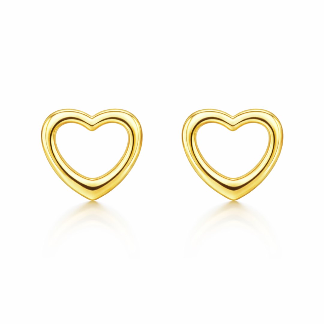 Disse fine hjerteørestikkere er designet som små, elegante studs med et enkelt og stilrent hjertemotiv.

Det lille hjerte giver øreringene et diskret symbolsk udtryk, samtidig med at designet forbliver let og minimalistisk. Resultatet er et par små øreringe, der fungerer både til hverdag og til konfirmationer.

Smykker til konfirmation, studenterfest, bryllup, hverdag.

Ørestikkerne er fremstillet i rustfrit stål med 18k PVD-forgyldning. vandfaste øreringe.

konfirmationsøreringe, konfirmation ørestikkere.