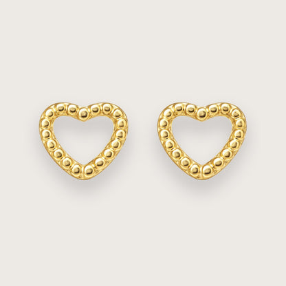 Disse fine hjerteørestikkere er designet som små, elegante studs med et enkelt og stilrent hjertemotiv.

Det lille hjerte giver øreringene et diskret symbolsk udtryk, samtidig med at designet forbliver let og minimalistisk. Resultatet er et par små øreringe, der fungerer både til hverdag og til konfirmationer.

Smykker til konfirmation, studenterfest, bryllup, hverdag.

Ørestikkerne er fremstillet i rustfrit stål med 18k PVD-forgyldning. vandfaste øreringe.

konfirmationsøreringe, konfirmation ørestikkere.