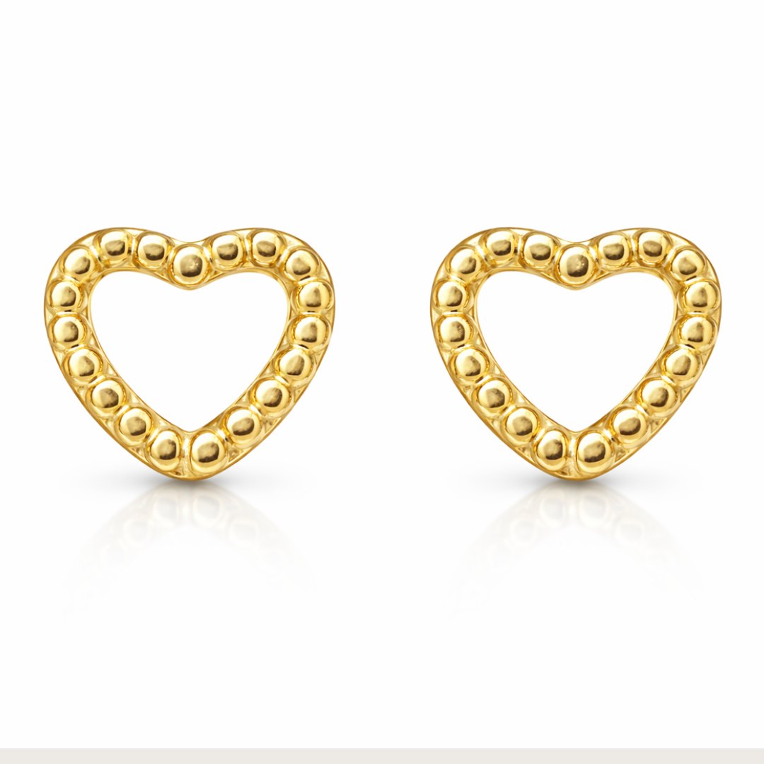 Disse fine hjerteørestikkere er designet som små, elegante studs med et enkelt og stilrent hjertemotiv.

Det lille hjerte giver øreringene et diskret symbolsk udtryk, samtidig med at designet forbliver let og minimalistisk. Resultatet er et par små øreringe, der fungerer både til hverdag og til konfirmationer.

Smykker til konfirmation, studenterfest, bryllup, hverdag.

Ørestikkerne er fremstillet i rustfrit stål med 18k PVD-forgyldning. vandfaste øreringe.

konfirmationsøreringe, konfirmation ørestikkere.