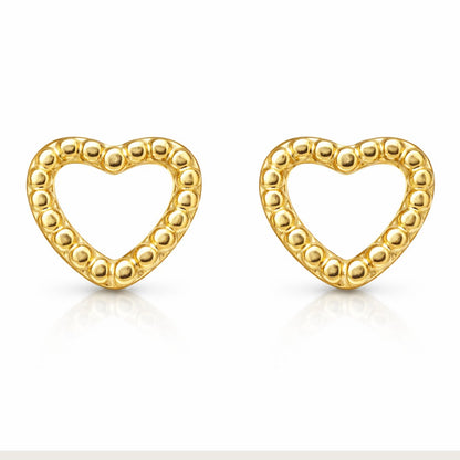 Disse fine hjerteørestikkere er designet som små, elegante studs med et enkelt og stilrent hjertemotiv.

Det lille hjerte giver øreringene et diskret symbolsk udtryk, samtidig med at designet forbliver let og minimalistisk. Resultatet er et par små øreringe, der fungerer både til hverdag og til konfirmationer.

Smykker til konfirmation, studenterfest, bryllup, hverdag.

Ørestikkerne er fremstillet i rustfrit stål med 18k PVD-forgyldning. vandfaste øreringe.

konfirmationsøreringe, konfirmation ørestikkere.