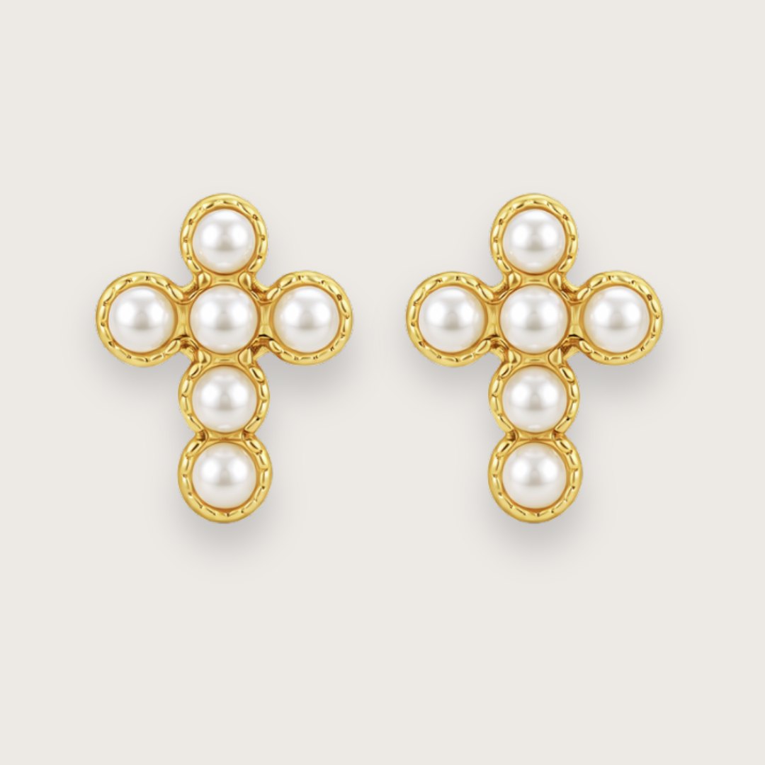 Disse elegante kors-ørestikkere er et elegant og trendy bud på det klassiske kors-motiv.

De små perleøreringe er oplagte som konfirmationsøreringe og konfirmationssmykker.

De små perler giver øreringene et luksuriøst og klassisk look, der passer til både minimalistiske outfits og mærkedage som bryllupper og konfirmationer. 

Smykker til konfirmation

Korsørestikkerne er fremstillet i rustfrit stål med 18k PVD-forgyldning. vandfaste øreringe.

kors øreringe, kors ørestikkere, konfirmationsøreringe