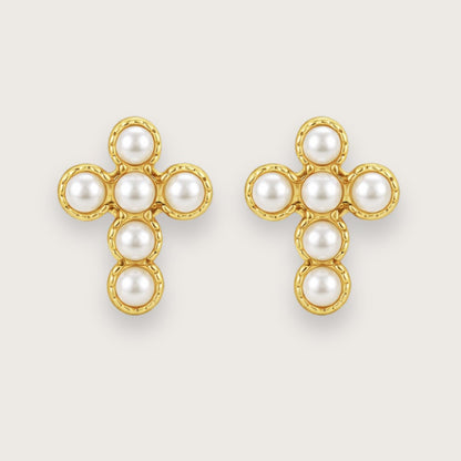 Disse elegante kors-ørestikkere er et elegant og trendy bud på det klassiske kors-motiv.

De små perleøreringe er oplagte som konfirmationsøreringe og konfirmationssmykker.

De små perler giver øreringene et luksuriøst og klassisk look, der passer til både minimalistiske outfits og mærkedage som bryllupper og konfirmationer. 

Smykker til konfirmation

Korsørestikkerne er fremstillet i rustfrit stål med 18k PVD-forgyldning. vandfaste øreringe.

kors øreringe, kors ørestikkere, konfirmationsøreringe