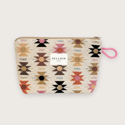 Lille toilettaske i beige stof med lynlås og lyserødt håndtag

Den perfekte lille "touch up bag" til skoletasken.&nbsp;

En sød og praktisk lille makeuptaske i beige stof med elegant mønster i smukke, afdæmpede farver.

Denne toilettaske rummer hverdagsmakeuppen og de små favoritter, du har brug for at have lige ved hånden i løbet af dagen eller hjemme på badeværelset.&nbsp;

Makeuptasken er fremstillet af lækkert jacquardvævet bomuldsstof og foret med slidstærkt, gråt stof på indersiden.
