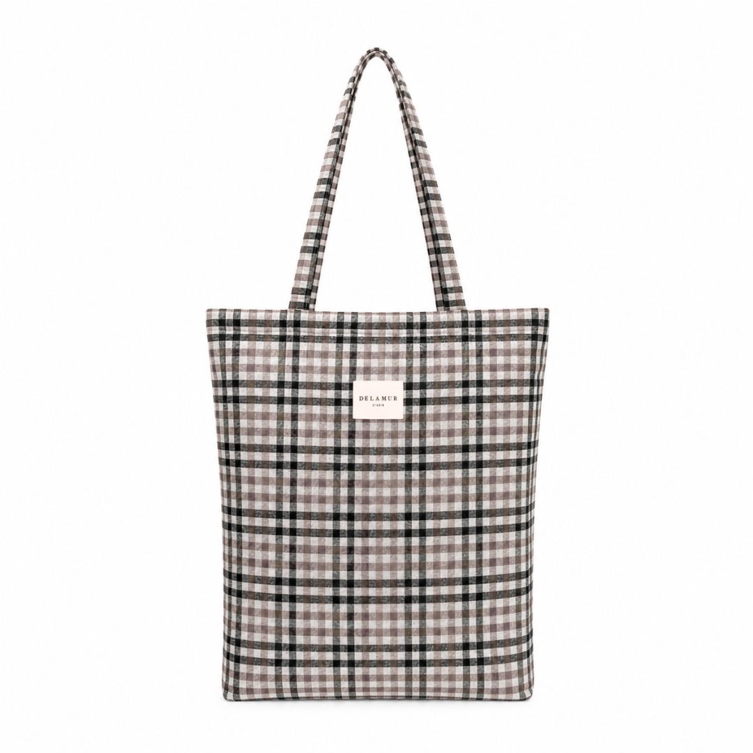 Lille tote bag med klassiske tern i sort og beige nuancer. Designet og syet i Spanien.

Nice er en skøn lille tote bag i tykt jacquardvævet stof.

Tasken er lavet til at følge dig gennem dagen – fra skole til café – og fungerer perfekt som både skoletaske, hverdagstaske og som en ekstra lille taske, der nemt kan pakkes væk og findes frem, hvis dagen byder på shopping eller den lidt mere kedelige form for indkøb.

Med en størrelse på 36 x 39 cm rummer den de fleste laptops