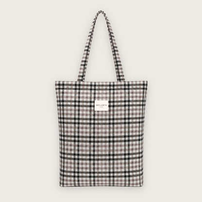 Lille tote bag med klassiske tern i sort og beige nuancer. Designet og syet i Spanien.

Nice er en skøn lille tote bag i tykt jacquardvævet stof.

Tasken er lavet til at følge dig gennem dagen – fra skole til café – og fungerer perfekt som både skoletaske, hverdagstaske og som en ekstra lille taske, der nemt kan pakkes væk og findes frem, hvis dagen byder på shopping eller den lidt mere kedelige form for indkøb.

Med en størrelse på 36 x 39 cm rummer den de fleste laptops