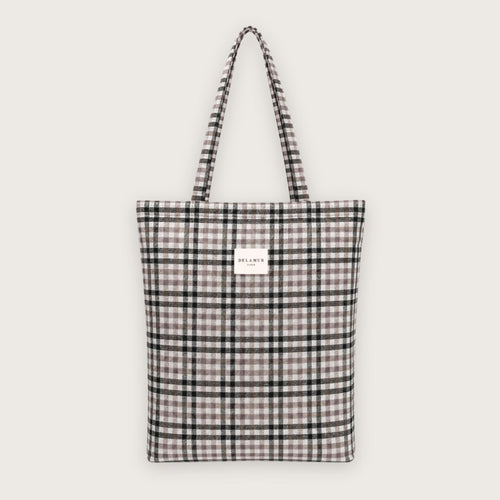 Lille tote bag med klassiske tern i sort og beige nuancer. Designet og syet i Spanien.

Nice er en skøn lille tote bag i tykt jacquardvævet stof.

Tasken er lavet til at følge dig gennem dagen – fra skole til café – og fungerer perfekt som både skoletaske, hverdagstaske og som en ekstra lille taske, der nemt kan pakkes væk og findes frem, hvis dagen byder på shopping eller den lidt mere kedelige form for indkøb.

Med en størrelse på 36 x 39 cm rummer den de fleste laptops