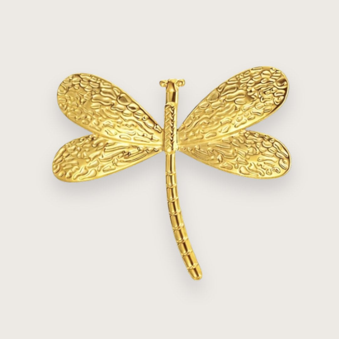 18k forgyldt guldsmedbroche i rustfrit stål

Lisa er en guldsmedformet broche med fine, strukturerede vinger og et let skinnende udtryk. Designet er detaljeret uden at virke tungt og giver et levende og personligt touch til dit outfit.

Perfekt hvis du vil tilføje noget lidt anderledes, der stadig føles stilrent.

Brochen er fremstillet i rustfrit stål med 18k forgyldning. Den måler ca. 45 mm i bredden og 37 mm i højden og har to små pins på bagsiden, så den sidder stabilt uden at dreje.&nbsp;

Brocher er e