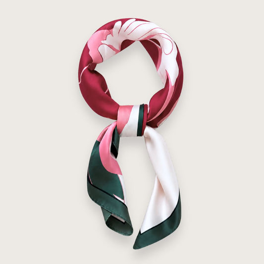 Klassisk satintørklæde med smuk lyserød pæon på grøn og cremefarvet baggrund

Ruby er et satintørklæde med et enkelt og elegant blomstermotiv af en kirsebærrød og lyserød udfoldet pæon med smukke juvelgrønne blade. Baggrunden er cremefarvet med en smuk grøn konstrastkant, som giver det satintørklædet eksklusivt og gennemført look.

Satinen tilfører en diskret glans og falder smukt, når tørklædet bindes.

Brug tørklædet

Om halsen som et klassisk silketørklæde
Om hoften i ægte Y2K-stil