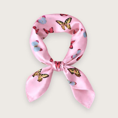 Lyserødt satintørklæde med sommerfugle i pink, blå og lilla nuancer. Y2K-inspireret satin scarf i silkeblanding med glossy finish og farverigt butterfly print. Trendy hårtørklæde og halstørklæde til kvinder, stylet med Scandinavian cool girl og Pinterest fashion vibe. Pink satintørklæde til styling om halsen, i håret eller på tasken. 60x60 cm satin tørklæde med 30% silke og 70% polyester.
Satin tørklæde med sommerfugle i 00'er-stil. Trendy satintørklæde. Lyserødt silketørklæde til halsen.