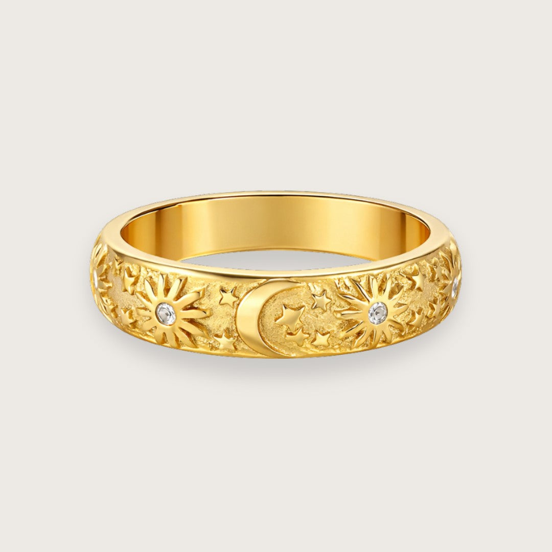 18k forgyldt ring med små zirkoner og sole, måner og stjerner.

Maddy er en forgyldt ring med et dekorativt design med små sole, stjerner og en måner, der løber hele vejen rundt om ringen. Motivet giver ringen et let og personligt udtryk, hvor de små detaljer skaber spil i lyset og gør den til et smykke, man lægger mærke til, uden at det bliver for markant.

Den forgyldte ring har et klassisk og elegant udtryk med bittesmå zirkoner, der danner centrum for de smukke solmotiver.&nbsp;
