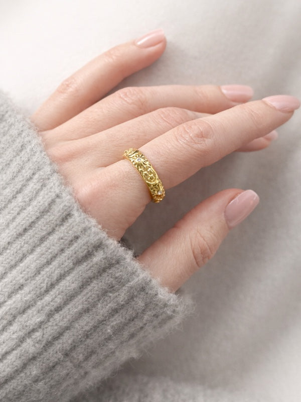 18k forgyldt ring med små zirkoner og sole, måner og stjerner.

Maddy er en forgyldt ring med et dekorativt design med små sole, stjerner og en måner, der løber hele vejen rundt om ringen. Motivet giver ringen et let og personligt udtryk, hvor de små detaljer skaber spil i lyset og gør den til et smykke, man lægger mærke til, uden at det bliver for markant.

Den forgyldte ring har et klassisk og elegant udtryk med bittesmå zirkoner, der danner centrum for de smukke solmotiver.