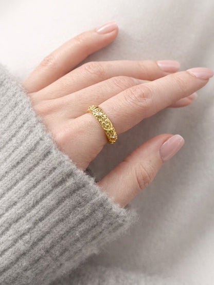 18k forgyldt ring med små zirkoner og sole, måner og stjerner.

Maddy er en forgyldt ring med et dekorativt design med små sole, stjerner og en måner, der løber hele vejen rundt om ringen. Motivet giver ringen et let og personligt udtryk, hvor de små detaljer skaber spil i lyset og gør den til et smykke, man lægger mærke til, uden at det bliver for markant.

Den forgyldte ring har et klassisk og elegant udtryk med bittesmå zirkoner, der danner centrum for de smukke solmotiver.