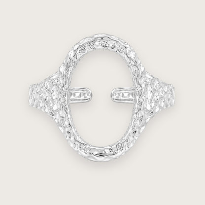 Sølvbelagt oval ring i rustfrit stål med banket overflade

Elvira-ringen er designet med en markant organisk silhuet og en åben oval front, der giver ringen et mere skulpturelt udtryk end klassiske sølvringe. Den hamrede overflade skaber ujævne refleksioner i metallet og giver ringen mere dybde, struktur og karakter fra alle vinkler.

Elvira er en sølvring, der tilfører form, struktur og mere kant til selv en enkel styling.

Ringen er fremstillet i stål med vandfast PVD-sølvbelægning.

oval sølvring 