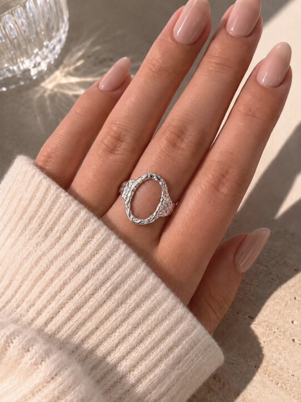 Sølvbelagt oval ring i rustfrit stål med banket overflade

Elvira-ringen er designet med en markant organisk silhuet og en åben oval front, der giver ringen et mere skulpturelt udtryk end klassiske sølvringe. Den hamrede overflade skaber ujævne refleksioner i metallet og giver ringen mere dybde, struktur og karakter fra alle vinkler.

Elvira er en sølvring, der tilfører form, struktur og mere kant til selv en enkel styling.

Ringen er fremstillet i stål med vandfast PVD-sølvbelægning.

oval sølvring 