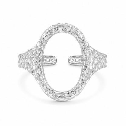 Sølvbelagt oval ring i rustfrit stål med banket overflade

Elvira-ringen er designet med en markant organisk silhuet og en åben oval front, der giver ringen et mere skulpturelt udtryk end klassiske sølvringe. Den hamrede overflade skaber ujævne refleksioner i metallet og giver ringen mere dybde, struktur og karakter fra alle vinkler.

Elvira er en sølvring, der tilfører form, struktur og mere kant til selv en enkel styling.

Ringen er fremstillet i stål med vandfast PVD-sølvbelægning.

oval sølvring 