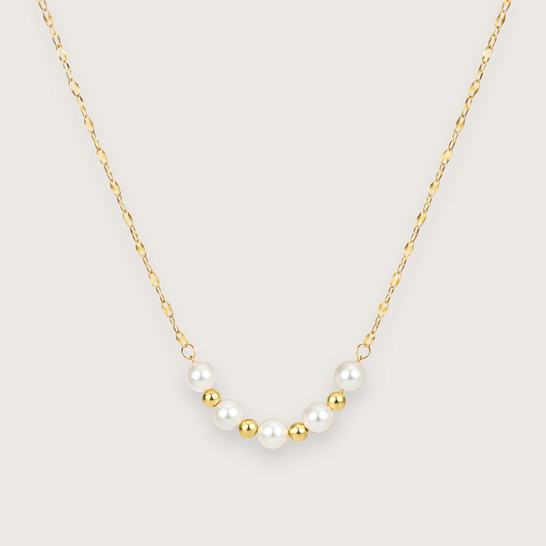 Smuk og klassisk 18k forgyldt halskæde med perler.

Den elegante Alva guldhalskæde kombinerer det klassiske perlelook med en moderne lipchain-kæde, der stacker flot med andre guldhalskæder.

De små kugledetaljer i guld og de fine perler giver halskæden et let og feminint udtryk, der fungerer både alene og sammen med andre guldhalskæder og perlesmykker.

Halskæden er fremstillet i rustfrit stål med 18k PVD-forgyldning, hvilket giver en slidstærk guldoverflade og gør smykket velegnet til daglig brug.