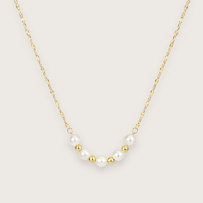 Smuk og klassisk 18k forgyldt halskæde med perler.

Den elegante Alva guldhalskæde kombinerer det klassiske perlelook med en moderne lipchain-kæde, der stacker flot med andre guldhalskæder.

De små kugledetaljer i guld og de fine perler giver halskæden et let og feminint udtryk, der fungerer både alene og sammen med andre guldhalskæder og perlesmykker.

Halskæden er fremstillet i rustfrit stål med 18k PVD-forgyldning, hvilket giver en slidstærk guldoverflade og gør smykket velegnet til daglig brug.