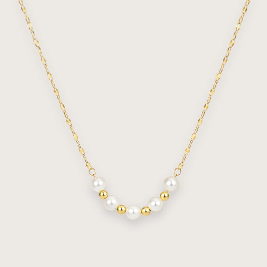 Smuk og klassisk 18k forgyldt halskæde med perler.

Den elegante Alva guldhalskæde kombinerer det klassiske perlelook med en moderne lipchain-kæde, der stacker flot med andre guldhalskæder.

De små kugledetaljer i guld og de fine perler giver halskæden et let og feminint udtryk, der fungerer både alene og sammen med andre guldhalskæder og perlesmykker.

Halskæden er fremstillet i rustfrit stål med 18k PVD-forgyldning, hvilket giver en slidstærk guldoverflade og gør smykket velegnet til daglig brug.