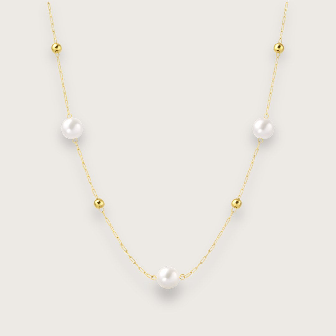 Smuk og klassisk 18k forgyldt halskæde med perler.

Den elegante Cindy guldhalskæde kombinerer klassisk perleæstetik med moderne funktionalitet.&nbsp;

De små kugledetaljer i guld og de fine perler er fordelt langs kæden og giver halskæden et luftigt og feminint udtryk, der fungerer både alene og sammen med andre guldhalskæder og perlesmykker.

Halskæden er fremstillet i rustfrit stål med 18k PVD-forgyldning, hvilket giver en slidstærk guldoverflade og gør smykket velegnet til daglig brug.

Perlehalskæde