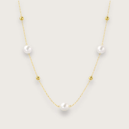 Smuk og klassisk 18k forgyldt halskæde med perler.

Den elegante Cindy guldhalskæde kombinerer klassisk perleæstetik med moderne funktionalitet.&nbsp;

De små kugledetaljer i guld og de fine perler er fordelt langs kæden og giver halskæden et luftigt og feminint udtryk, der fungerer både alene og sammen med andre guldhalskæder og perlesmykker.

Halskæden er fremstillet i rustfrit stål med 18k PVD-forgyldning, hvilket giver en slidstærk guldoverflade og gør smykket velegnet til daglig brug.

Perlehalskæde