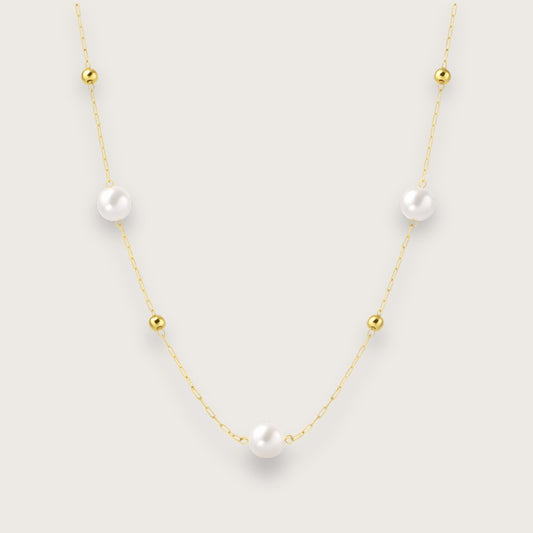 Smuk og klassisk 18k forgyldt halskæde med perler.

Den elegante Cindy guldhalskæde kombinerer klassisk perleæstetik med moderne funktionalitet.&nbsp;

De små kugledetaljer i guld og de fine perler er fordelt langs kæden og giver halskæden et luftigt og feminint udtryk, der fungerer både alene og sammen med andre guldhalskæder og perlesmykker.

Halskæden er fremstillet i rustfrit stål med 18k PVD-forgyldning, hvilket giver en slidstærk guldoverflade og gør smykket velegnet til daglig brug.

Perlehalskæde