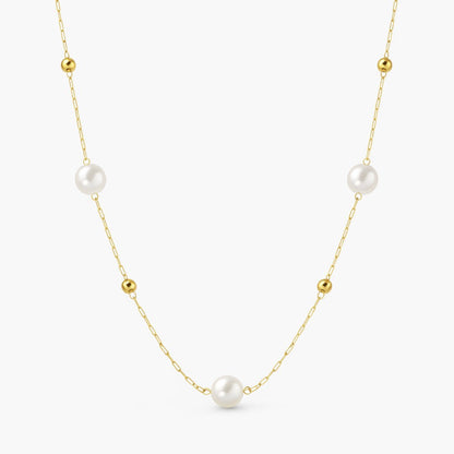 Smuk og klassisk 18k forgyldt halskæde med perler.

Den elegante Cindy guldhalskæde kombinerer klassisk perleæstetik med moderne funktionalitet.&nbsp;

De små kugledetaljer i guld og de fine perler er fordelt langs kæden og giver halskæden et luftigt og feminint udtryk, der fungerer både alene og sammen med andre guldhalskæder og perlesmykker.

Halskæden er fremstillet i rustfrit stål med 18k PVD-forgyldning, hvilket giver en slidstærk guldoverflade og gør smykket velegnet til daglig brug.

Perlehalskæde