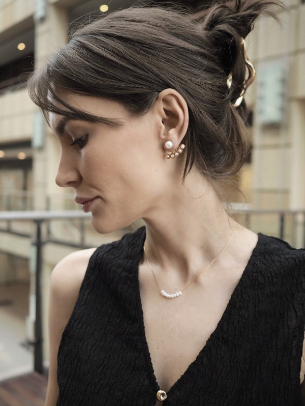 Smuk og klassisk 18k forgyldt halskæde med ferskvandsperler

Den elegante Calliope guldhalskæde med ferskvandsperler kombinerer klassisk perleæstetik med moderne funktionalitet.&nbsp;

De små naturlige ferskvandsperler ligger smukt samlet i midten af kæden og giver halskæden et let, feminint og tidløst udtryk, der fungerer lige godt til hverdag som til særlige begivenheder.

Halskæden er fremstillet i rustfrit stål med 18k PVD-forgyldning. Konfirmationssmykker, smykker til konfirmation, perlehalskaede, guld