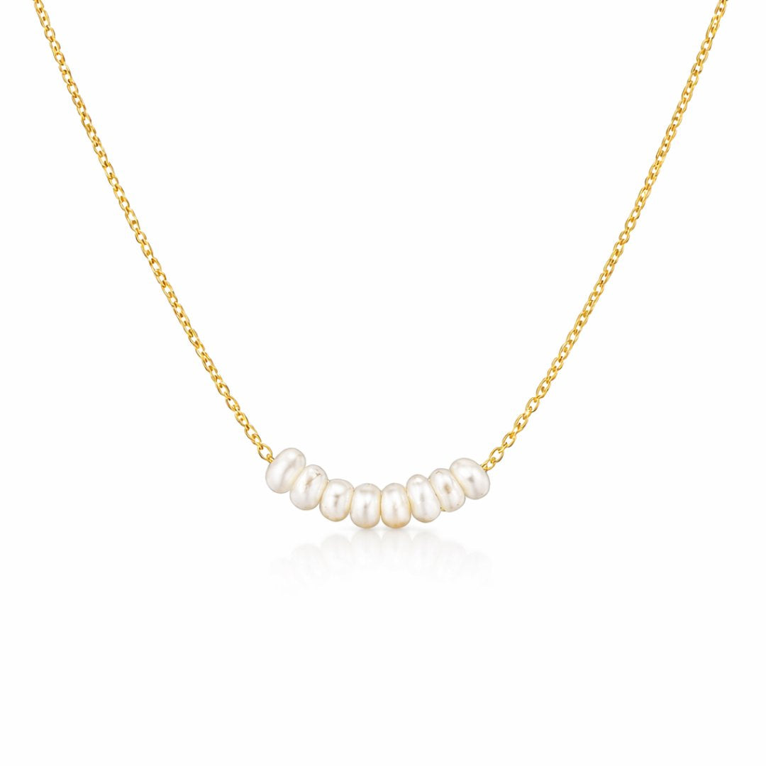 Smuk og klassisk 18k forgyldt halskæde med ferskvandsperler

Den elegante Calliope guldhalskæde med ferskvandsperler kombinerer klassisk perleæstetik med moderne funktionalitet.&nbsp;

De små naturlige ferskvandsperler ligger smukt samlet i midten af kæden og giver halskæden et let, feminint og tidløst udtryk, der fungerer lige godt til hverdag som til særlige begivenheder.

Halskæden er fremstillet i rustfrit stål med 18k PVD-forgyldning. Konfirmationssmykker, smykker til konfirmation, perlehalskaede, guld