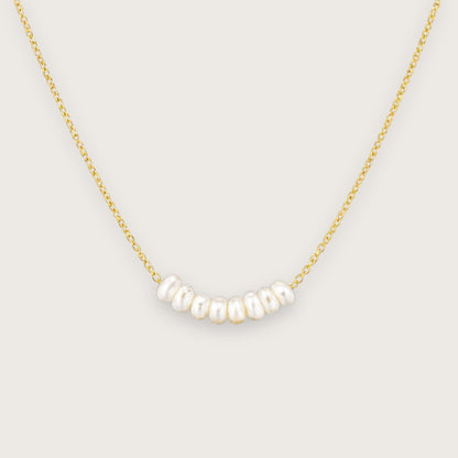 Smuk og klassisk 18k forgyldt halskæde med ferskvandsperler

Den elegante Calliope guldhalskæde med ferskvandsperler kombinerer klassisk perleæstetik med moderne funktionalitet.&nbsp;

De små naturlige ferskvandsperler ligger smukt samlet i midten af kæden og giver halskæden et let, feminint og tidløst udtryk, der fungerer lige godt til hverdag som til særlige begivenheder.

Halskæden er fremstillet i rustfrit stål med 18k PVD-forgyldning. Konfirmationssmykker, smykker til konfirmation, perlehalskaede, guld