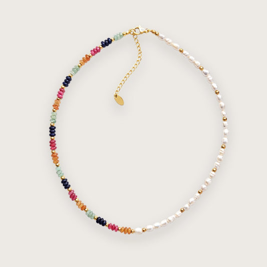 18k forgyldt halskæde i titanium med ferskvandsperler og farvede abacusperler
Adriana er en halskæde, hvor ægte ferskvandsperler er kombineret med små farvede abacusperler i en enkel og velafbalanceret sammensætning. Farverne giver liv og that girl-vibes, mens perlerne holder udtrykket roligt, så den fungerer naturligt til både hverdag og mere sammensatte looks.
Halskæden er fremstillet i 18k forgyldt titaniumstål med ferskvandsperler og farvede abacusperler. Adriana er oplagt til layering