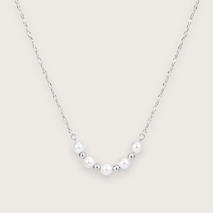 Smuk og klassisk halskæde med perler.

Den elegante Alva halskæde i sølvtonet rustfrit stål kombinerer det klassiske perlelook med en moderne lipchain-kæde, der stacker flot med andre sølvhalskæder.

De små kugledetaljer i sølv og de fine perler giver halskæden et let og feminint udtryk, der fungerer både alene og sammen med andre guldhalskæder og perlesmykker.

Halskæden er fremstillet i sølvtonet rustfrit stål, hvilket gør smykket velegnet til daglig brug.