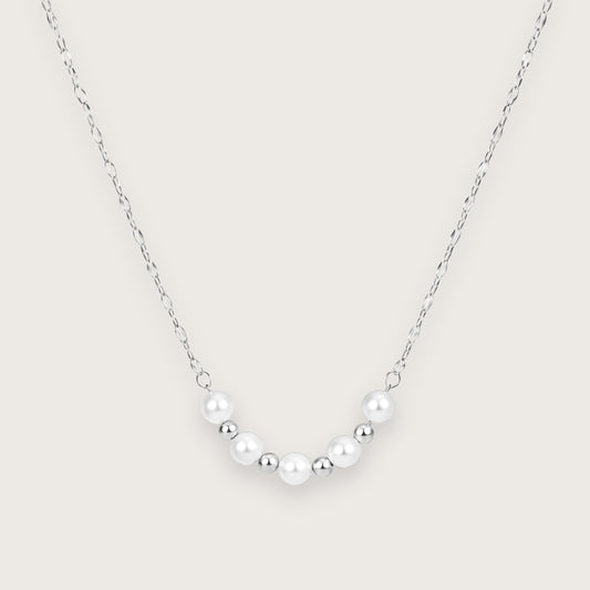Smuk og klassisk halskæde med perler.

Den elegante Alva halskæde i sølvtonet rustfrit stål kombinerer det klassiske perlelook med en moderne lipchain-kæde, der stacker flot med andre sølvhalskæder.

De små kugledetaljer i sølv og de fine perler giver halskæden et let og feminint udtryk, der fungerer både alene og sammen med andre guldhalskæder og perlesmykker.

Halskæden er fremstillet i sølvtonet rustfrit stål, hvilket gør smykket velegnet til daglig brug.