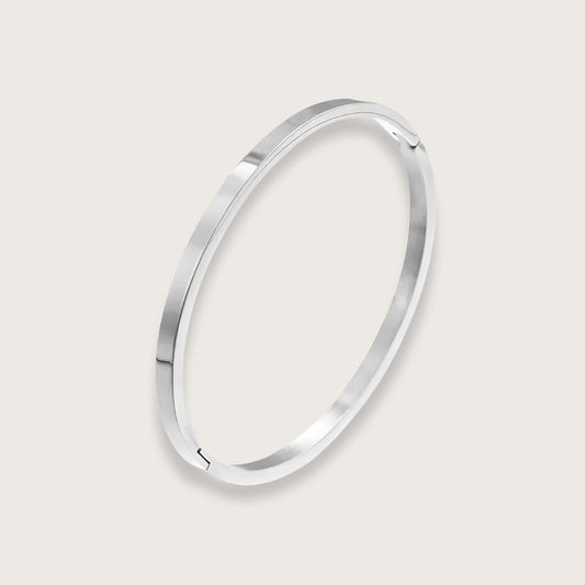 En smuk, sølvbelagt bangle (eller armring, som de også kaldes), bidrager med et eksklusivt udtryk og er det perfekte match med andre sølvarmbånd.

Audrey er en klassisk sølvbelagt armring, der kan styles på mange måder.

Kombiner den smukke bangle med andre armbånd eller armringe for et sammensat, personligt udtryk, eller style armringen uden på sweateren for et mere trendy look.

Audrey armringen er vandfast og kan tåle vand, sved og parfume.