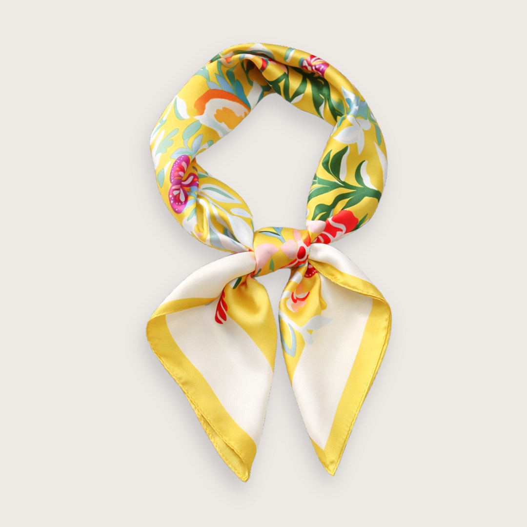 Gloria er et smukt satintørklæde med klare farver og fine botaniske detaljer. Tørklædet har et elegant udtryk med gul baggrund, smukke blomster og fine små sommerfugle.

Brug tørklædet som et let lag om halsen på kølige morgener, eller lad det blive en del af dit sommeroutfit, når tøjet er enkelt, og detaljerne får lov at tale.

Kvadratisk satin tørklæde til kvinder
Silketørklæde i satin fremstillet af polyester.
gult satintørklæde