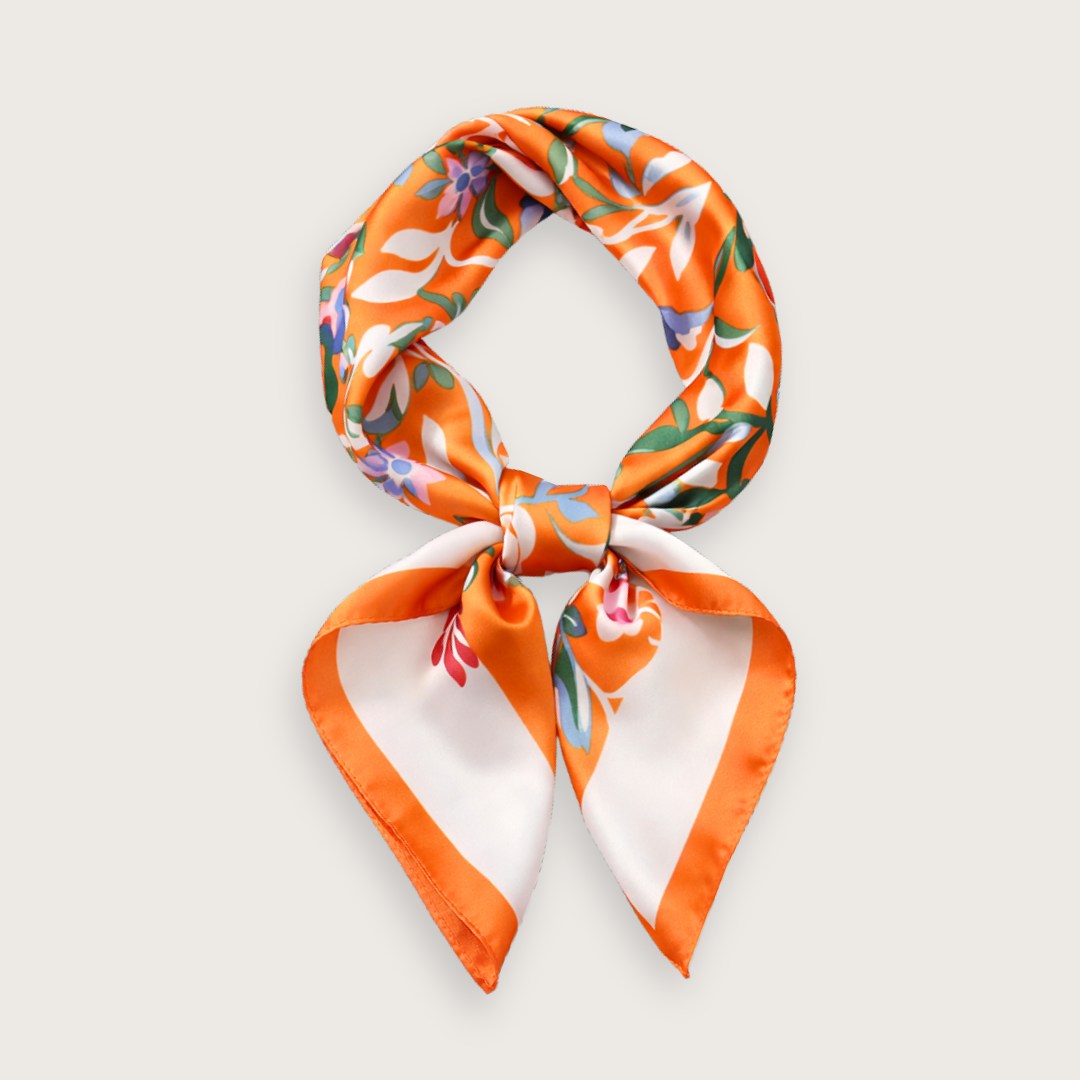 Gloria er et smukt satintørklæde med klare farver og fine botaniske detaljer. Tørklædet har et elegant udtryk med orange baggrund, smukke blomster og fine små sommerfugle.

Brug tørklædet som et let lag om halsen på kølige morgener, eller lad det blive en del af dit sommeroutfit, når tøjet er enkelt, og detaljerne får lov at tale.

Kvadratisk satin tørklæde til kvinder
Silketørklæde i satin fremstillet af polyester.
orange satintørklæde