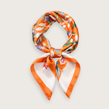 Gloria er et smukt satintørklæde med klare farver og fine botaniske detaljer. Tørklædet har et elegant udtryk med orange baggrund, smukke blomster og fine små sommerfugle.

Brug tørklædet som et let lag om halsen på kølige morgener, eller lad det blive en del af dit sommeroutfit, når tøjet er enkelt, og detaljerne får lov at tale.

Kvadratisk satin tørklæde til kvinder
Silketørklæde i satin fremstillet af polyester.
orange satintørklæde