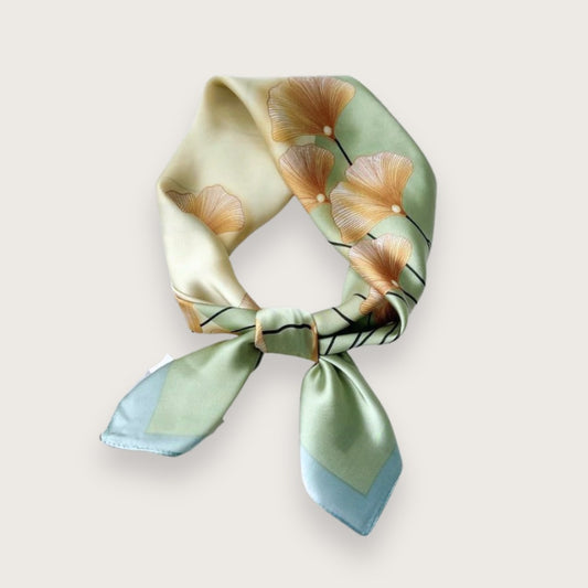 Smukt satin tørklæde med orange blomstermotiv og afdæmpede pasteltoner.

Luksuriøs følelse – blød, let og glansfuld satin.
Uendelige stylingmuligheder – brug det om halsen, i håret, på tasken.
Tidløst design – en tørklæde, du får glæde af i mange år.

Klassiske, kvadratiske tørklæder kan bruges på utallige måder. Bind tørklædet om håret, brug det som en smuk detalje på tasken, som pandebånd, som klassisk tørklæde om halsen, eller gør lidt ekstra ud af frisuren ved at binde tørklædet om din hestehale.
