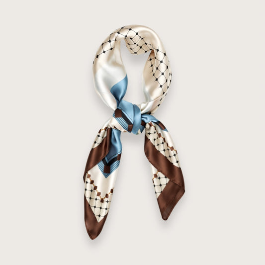 Klassiske, kvadratiske tørklæder kan bruges på utallige måder. Bind tørklædet om håret, brug det som en smuk detalje på tasken, som pandebånd, som klassisk tørklæde om halsen, eller gør lidt ekstra ud af frisuren ved at binde tørklædet om din knold eller hestehale.

Satintørklæder er et must i enhver garderobe.

Rhiannon satintørklæde til kvinder - brun kant med petroleumsblåt, hvidt og beige mønster.