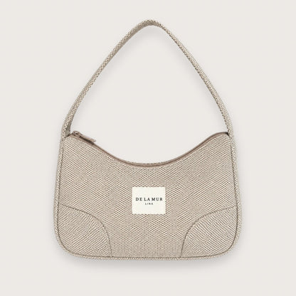 Æstetisk skuldertaske i smukt beige vævet bomuld

En skøn lille skuldertaske, der rummer alt det mest nødvendige, vejer meget lidt og ligger behageligt på skulderen.

Tasken er blød og slouchy og holder ikke en fast form, hvis den ikke er fyldt helt op. Det giver den et effortless og uformelt udtryk.

Jolines skuldertasken er syet i kraftigt, khakigrønt møbelstof, der giver det æstetiske design et mere edgy look.

Indvendigt har skuldertasken en praktisk lynlåslomme. 

