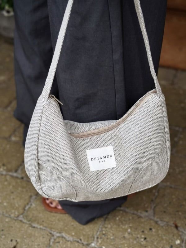 Æstetisk skuldertaske i smukt beige vævet bomuld

En skøn lille skuldertaske, der rummer alt det mest nødvendige, vejer meget lidt og ligger behageligt på skulderen.

Tasken er blød og slouchy og holder ikke en fast form, hvis den ikke er fyldt helt op. Det giver den et effortless og uformelt udtryk.

Jolines skuldertasken er syet i kraftigt, khakigrønt møbelstof, der giver det æstetiske design et mere edgy look.

Indvendigt har skuldertasken en praktisk lynlåslomme. 

