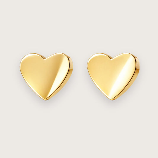 små hjerteøreringe - hjerteørestikkere studs med et enkelt hjertemotiv.

Det lille hjerte giver øreringene et symbolsk udtryk i minimalistisk design. Et par små øreringe, der fungerer både til hverdag, konfirmationer og som gave til mors dag

Smykker til konfirmation, studenterfest, bryllup, hverdag.

Ørestikkerne er fremstillet i rustfrit stål med 18k PVD-forgyldning. vandfaste øreringe.

konfirmationsøreringe, konfirmation ørestikkere mors dags gave