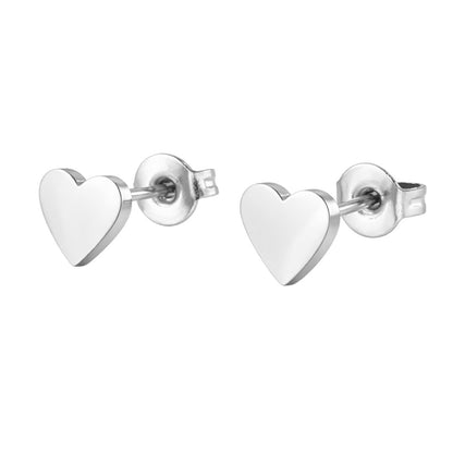 små hjerteøreringe - sølv hjerteørestikkere studs med et enkelt hjertemotiv.

Det lille hjerte giver øreringene et symbolsk udtryk i minimalistisk design. Et par små øreringe, der fungerer både til hverdag, konfirmationer og som gave til mors dag.

små øreringe til kvinder.

Smykker til konfirmation, studenterfest, bryllup, hverdag.

Ørestikkerne er fremstillet i soelvtonet rustfrit stål - vandfaste øreringe.

konfirmationsøreringe, konfirmation ørestikkere mors dags gave