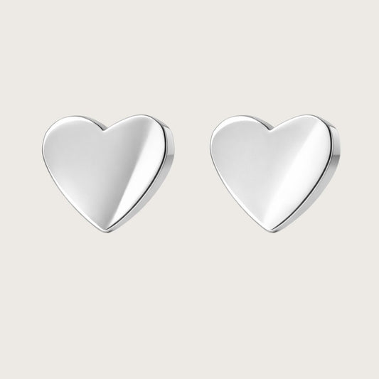 små hjerteøreringe - sølv hjerteørestikkere studs med et enkelt hjertemotiv.

Det lille hjerte giver øreringene et symbolsk udtryk i minimalistisk design. Et par små øreringe, der fungerer både til hverdag, konfirmationer og som gave til mors dag.

små øreringe til kvinder.

Smykker til konfirmation, studenterfest, bryllup, hverdag.

Ørestikkerne er fremstillet i soelvtonet rustfrit stål - vandfaste øreringe.

konfirmationsøreringe, konfirmation ørestikkere mors dags gave