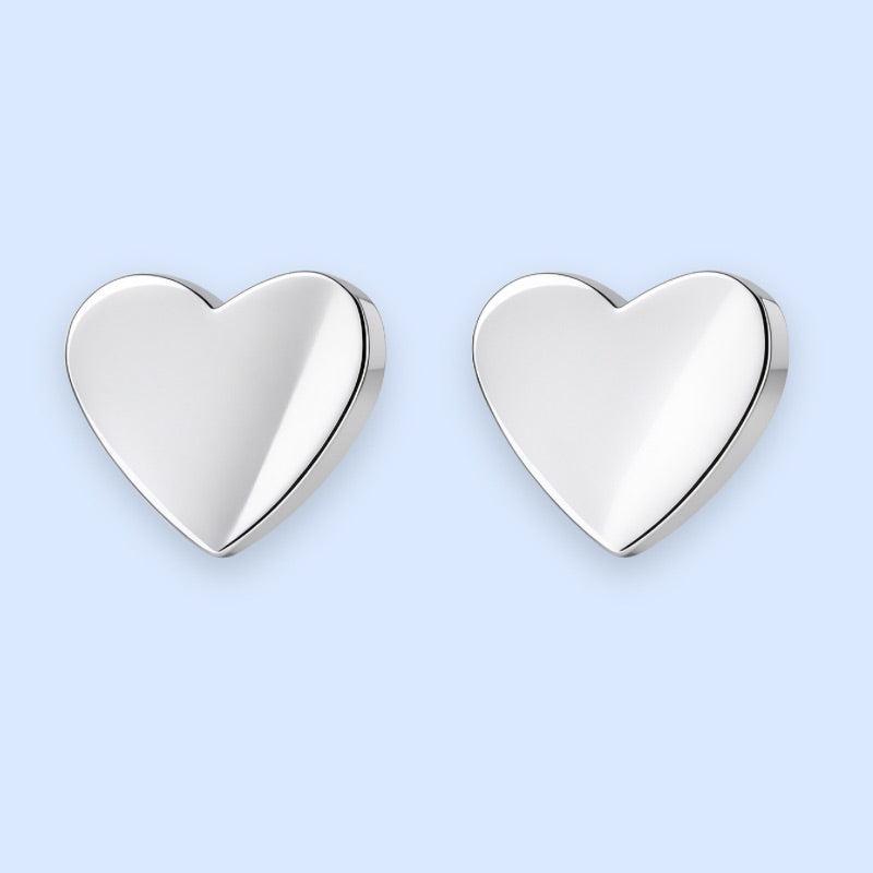 Små hjerteørestikkere i sølvtonet rustfrit stål

Disse fine hjerte-ørestikkere er designet som små, elegante studs med en blød form, der giver hjertet et levende og dekorativt udtryk. Øreringene er lette og stilrene, og den blanke sølvoverflade fanger lyset som et diskret lille glimt.

Øreringene måler ca. 4,5 mm og er derfor et par meget diskrete små ørestikkere, der sidder smukt på øreflippen. Størrelsen gør dem nemme at bruge til hverdag, men de fungerer også perfekt sammen med andre sølvøreringe