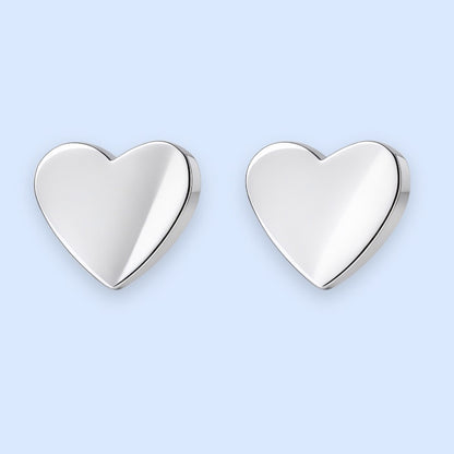 Små hjerteørestikkere i sølvtonet rustfrit stål

Disse fine hjerte-ørestikkere er designet som små, elegante studs med en blød form, der giver hjertet et levende og dekorativt udtryk. Øreringene er lette og stilrene, og den blanke sølvoverflade fanger lyset som et diskret lille glimt.

Øreringene måler ca. 4,5 mm og er derfor et par meget diskrete små ørestikkere, der sidder smukt på øreflippen. Størrelsen gør dem nemme at bruge til hverdag, men de fungerer også perfekt sammen med andre sølvøreringe