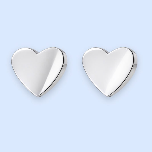 Små hjerteørestikkere i sølvtonet rustfrit stål

Disse fine hjerte-ørestikkere er designet som små, elegante studs med en blød form, der giver hjertet et levende og dekorativt udtryk. Øreringene er lette og stilrene, og den blanke sølvoverflade fanger lyset som et diskret lille glimt.

Øreringene måler ca. 4,5 mm og er derfor et par meget diskrete små ørestikkere, der sidder smukt på øreflippen. Størrelsen gør dem nemme at bruge til hverdag, men de fungerer også perfekt sammen med andre sølvøreringe