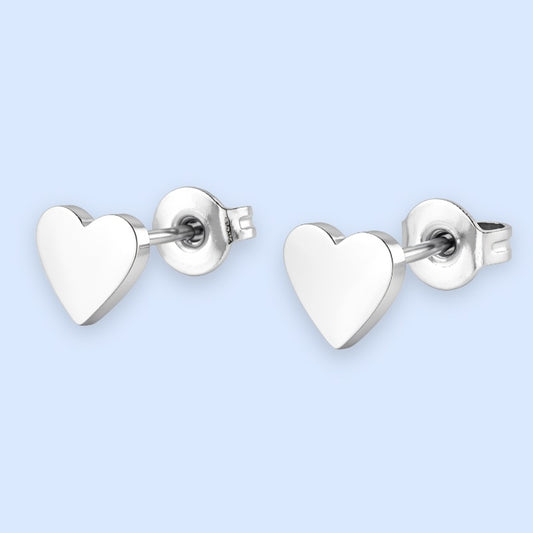Små hjerteørestikkere i sølvtonet rustfrit stål

Disse fine hjerte-ørestikkere er designet som små, elegante studs med en blød form, der giver hjertet et levende og dekorativt udtryk. Øreringene er lette og stilrene, og den blanke sølvoverflade fanger lyset som et diskret lille glimt.

Øreringene måler ca. 4,5 mm og er derfor et par meget diskrete små ørestikkere, der sidder smukt på øreflippen. Størrelsen gør dem nemme at bruge til hverdag, men de fungerer også perfekt sammen med andre sølvøreringe, hvis d