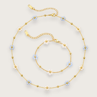 18k forgyldt smykkesæt med blomsterhalskæde og blomsterarmbånd

Daisy Bleu sættet samler halskæden og armbåndet i ét look, der rammer den der meget specifikke balance mellem elegant styling og afslappet cool girl energy. De små blå og hvide perleblomster giver sættet et vintageinspireret udtryk, mens de fine gulddetaljer holder det skarpt, moderne og langt mere fashion end klassisk perlesæt.

Smykkesæt med perler
Blomsterhalskæde med lyseblå og hvide perler
Guldbelagt smykkesæt til kvinder
Smykkesæt guld